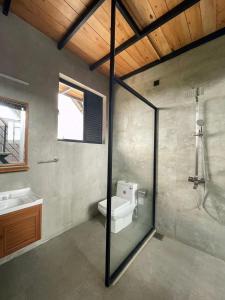 ein Badezimmer mit Dusche, Toilette und Waschbecken in der Unterkunft Dream Cottage Nuwara Eliya in Nuwara Eliya + 115 Fotos