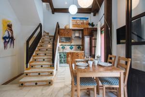 comedor con mesa y escalera en Increible Casa Independiente en Santa Cruz, Parking Optional, en Sevilla
