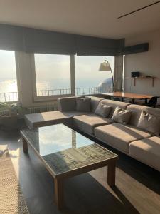un soggiorno con divano e tavolino da caffè di Art Loft , 270* full sea view in Cihangir a Istanbul