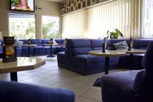 ルルドにあるホテル アトランティックの青いソファとテーブルが備わる待合室
