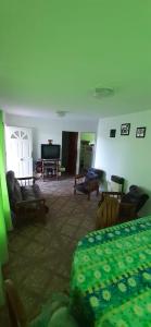 1 dormitorio con 1 cama y sala de estar en solo turistas en Salta