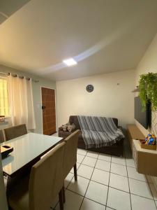 uma sala de estar com uma mesa e um sofá em Apto refúgio 301 em São Luís/MA (inteiro) em São Luís