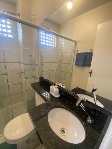 W łazience znajduje się umywalka, toaleta i lustro. w obiekcie Apto refúgio 301 em São Luís/MA (inteiro) w mieście São Luís