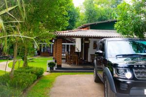 un suv noir garé devant une maison dans l'établissement Green Cottage, à Anurâdhapura