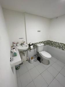 y baño con aseo y lavamanos. en Taal cozy private homestay with OWN PRIVATE bathroom in General Trias - Pink Room en General Trias