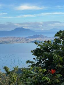 Bird's-eye view ng Taal cozy private homestay with OWN PRIVATE bathroom in General Trias - Pink Room