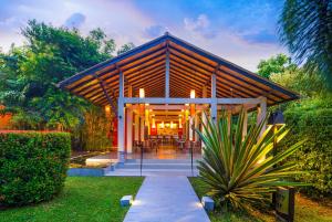 Сад в Chaarya Resort & Spa