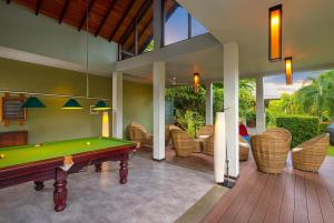 Бильярд в Chaarya Resort & Spa