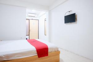 RedDoorz near Tugu Pers Jambi的电视和/或娱乐中心