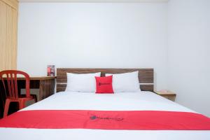 RedDoorz near Tugu Pers Jambi客房内的一张或多张床位