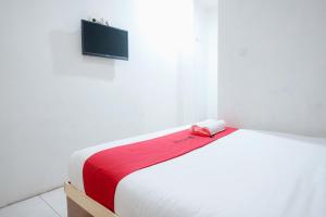 RedDoorz near Tugu Pers Jambi客房内的一张或多张床位