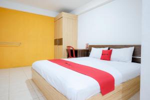 RedDoorz near Tugu Pers Jambi客房内的一张或多张床位