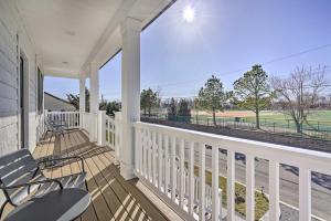 un portico con sedie e vista su un campo da baseball di Long Branch Home Less Than 1 Mi to Beach! a Long Branch