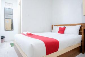 RedDoorz near Tugu Pers Jambi客房内的一张或多张床位