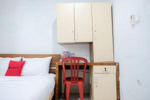 RedDoorz near Tugu Pers Jambi客房内的一张或多张床位
