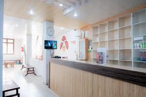 占碑市RedDoorz near Tugu Pers Jambi的药房里的酒吧,墙上挂着一个钟