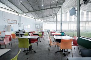RedDoorz near Tugu Pers Jambi餐厅或其他用餐的地方