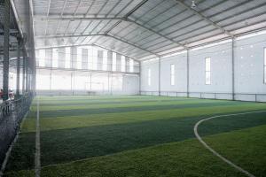 un grand bâtiment avec un terrain de football. dans l'établissement RedDoorz near Tugu Pers Jambi, à Jambi