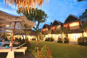 una casa con un patio con césped sidx sidx sidx sidx sidx sidx sidx en 37 Sunset Village Bali, en Canggu