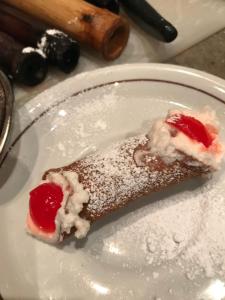 un pezzo di dolce su un piatto con zucchero in polvere di Repos & Manna Downtown Montréal a Montréal