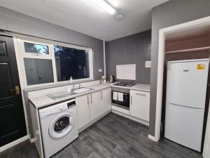 6 beds sleeps 8 detached house with private drive 주방 또는 간이 주방
