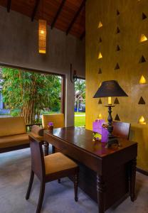 Гостиная зона в Chaarya Resort & Spa
