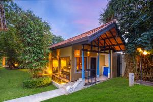 Сад в Chaarya Resort & Spa