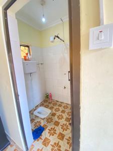 uma casa de banho com um chuveiro e um WC. em Cozy studio apartment em Arusha