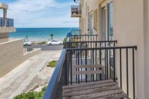 Foto dalla galleria di Luxurious Beach Front Apt with Ocean View Balcony a Glenelg