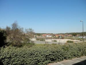 a street with a hedge and a road with houses at Studio Vieux-Boucau-les-Bains, 1 pièce, 2 personnes - FR-1-379-32 in Vieux-Boucau-les-Bains