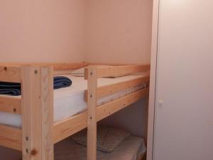 a couple of bunk beds in a room at Appartement Vieux-Boucau-les-Bains, 2 pièces, 4 personnes - FR-1-379-74 in Vieux-Boucau-les-Bains