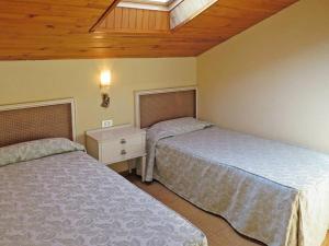 スーストンにあるVilla Soustons, 4 pièces, 6 personnes - FR-1-379-59の木製の天井が特徴のベッドルーム1室(ベッド2台付)