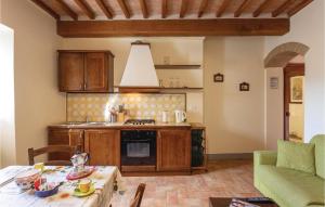 een keuken met een tafel en een fornuis top oven bij Armeria in Anghiari