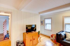 sala de estar con TV y sofá en Saugerties Home 3 Decks and Hudson River View en Saugerties