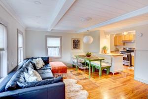 sala de estar con sofá y mesa en Saugerties Home 3 Decks and Hudson River View en Saugerties