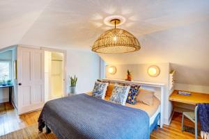 1 dormitorio con cama y techo en Saugerties Home 3 Decks and Hudson River View en Saugerties