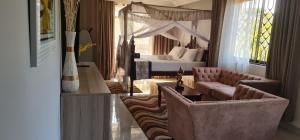 ein Wohnzimmer mit einem Bett und einer Couch in der Unterkunft The Festival Fully Furnished Apartments in Mombasa + 84 Fotos
