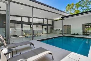 Tiino Villa with Heated Pool Clifton Beach في كليفتون بيتش: اطلالة خارجية على منزل به مسبح
