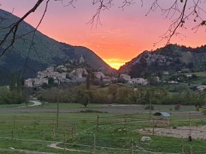 uma aldeia nas montanhas ao pôr do sol em Mas de Reilhanette em Montbrun-les-Bains