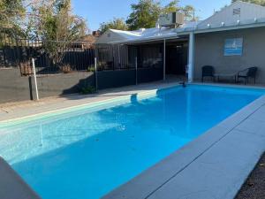 una gran piscina azul frente a una casa en Elsie House *great family spot* en Las Vegas