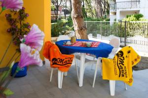 une table et des chaises avec une nappe bleue sur une terrasse dans l'établissement Principesse, à Rosolina Mare