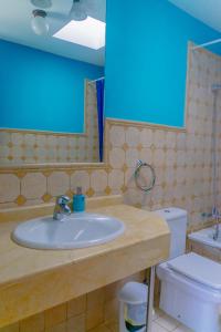 bagno con lavandino, servizi igienici e luce blu di La Casa Azul a Puerto Calero