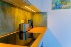 uma cozinha com um micro-ondas em cima de um balcão em La Casa Azul em Puerto Calero