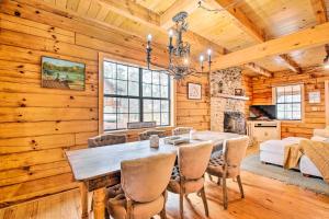 Afbeelding uit fotogalerij van Charming Lake Sinclair Cabin Fire Pit, Dock in Sparta +28 foto's