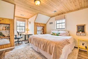 een slaapkamer met een groot bed in een kamer met houten plafonds bij Charming Lake Sinclair Cabin Fire Pit, Dock in Sparta