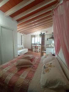 A bed or beds in a room at Monolocale in campagna vicino Bolgheri e mare