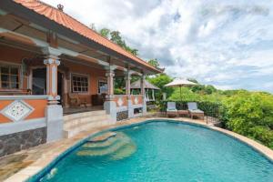 una piscina frente a una casa en The Raja Singha Boutique Resort Bali, en Lovina