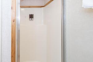 een glazen deur in een badkamer met een douche bij Mountainside Inn 310 Hotel Room in Telluride