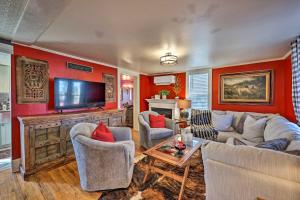 sala de estar con sofá y TV en Vibrant Historic Home - Walk to Downtown!, en Eureka Springs