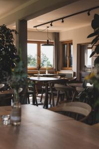 jadalnia ze stołami, krzesłami i oknami w obiekcie Weingut Peter Grill w mieście Leutschach